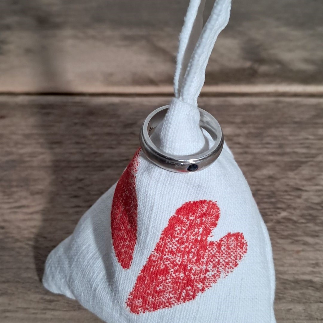 RFTextileDesign's tweet image. Are you getting engaged a month today?
Our Lavender Pyramids make a lovely alternative to a traditional ring box. Handmade to order just for you.

#Handmade #gettingengaged #marryme