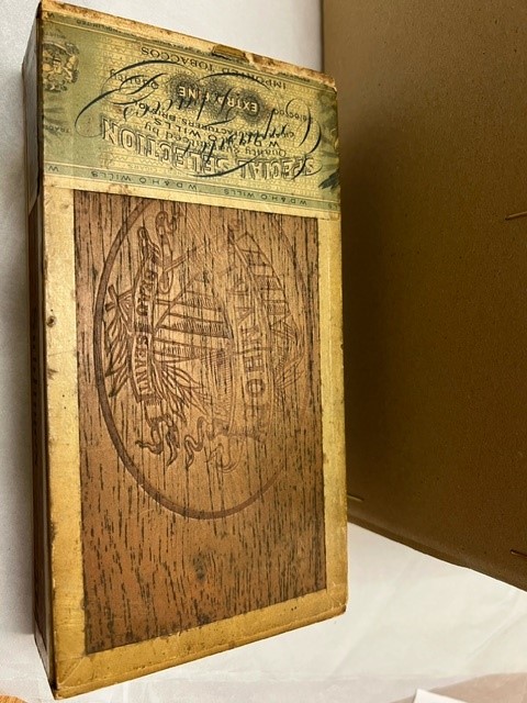 NorthamptonShoe's tweet photo. ✨ Store Move Stories ✨
Volunteer Kath Frodsham found a WD &amp; HO Wills cigar box — made in the same Bristol factory where her gran worked in 1938.
"She may have helped make those cigars! It’s amazing to connect my own family history with Northampton’s past." https://t.co/Md34t0NxOt
