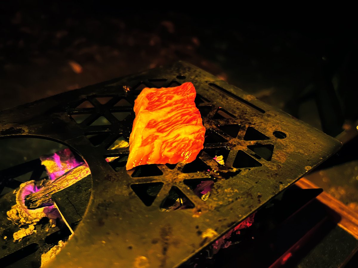 hide21021534's tweet photo. Nomeltで炭火焼肉パーティ🥩🔥
贅沢にも幸タレを焼肉のタレに食べる
うますぎやろ😋
 #campbean 
  #CAMPTEBA
 #幸タレ
 #Nomelt
  #MBKmonotukuri 
  #natsuqueencamp https://t.co/09fNxD0vwE