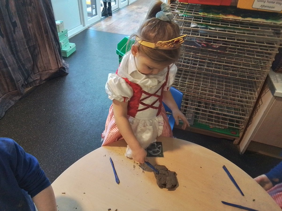 TPAF1JB's tweet photo. We are enjoying using the tools and our fingers to manipulate the clay. We are making sculptures in the style of Henry Moore @DeltaTheParks 💙 https://t.co/weXnQBdQnx