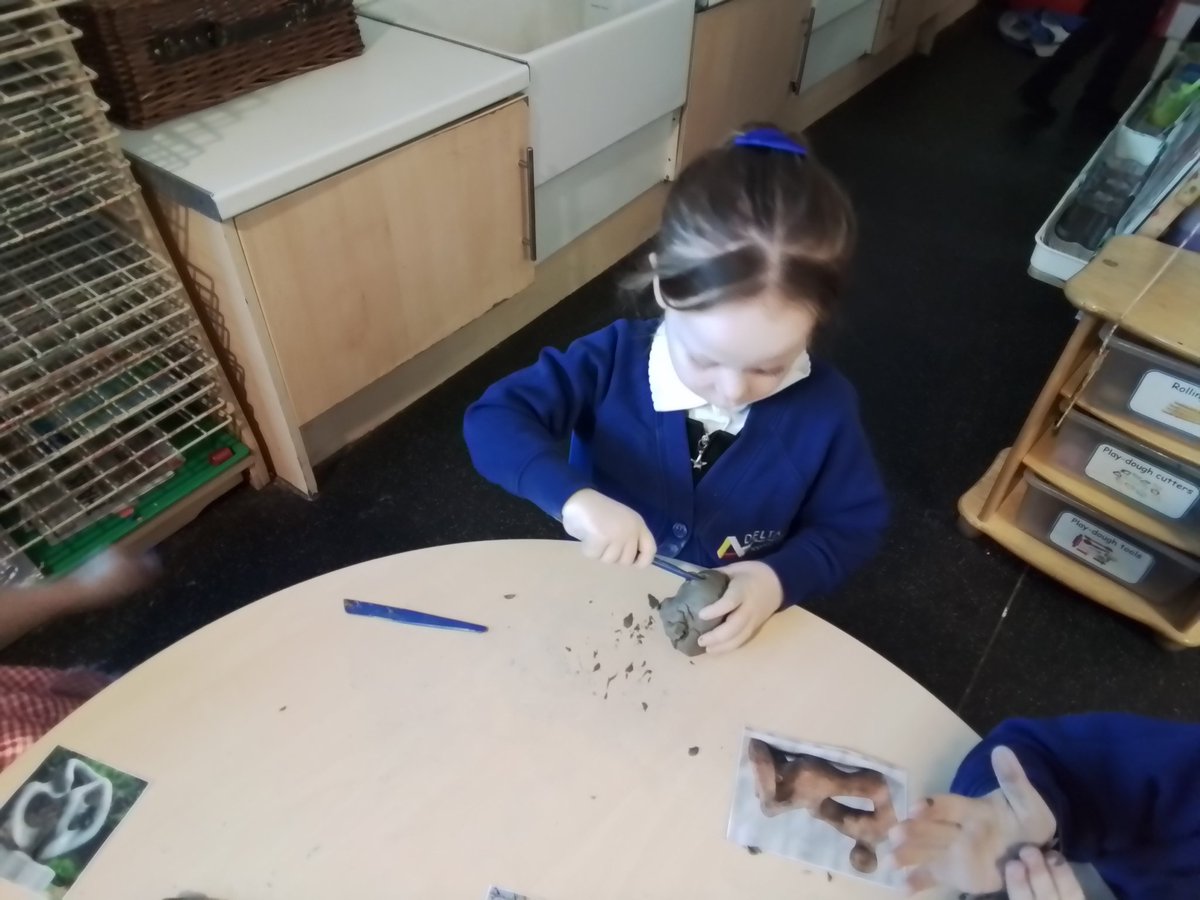 TPAF1JB's tweet photo. We are enjoying using the tools and our fingers to manipulate the clay. We are making sculptures in the style of Henry Moore @DeltaTheParks 💙 https://t.co/weXnQBdQnx
