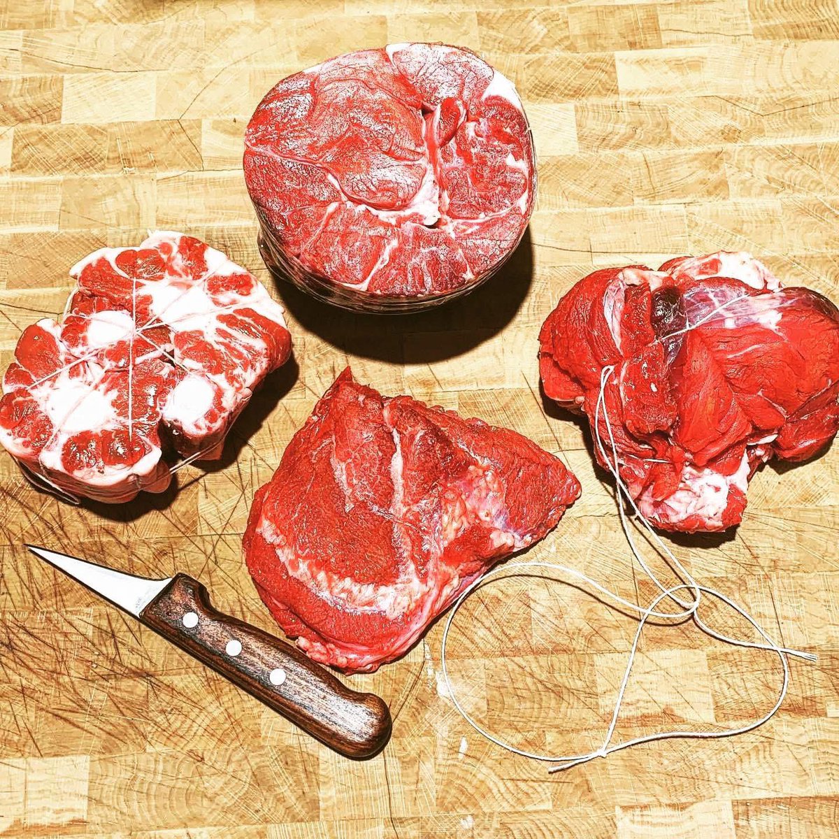 Langlai73410097's tweet photo. Début de semaine pour s’regaler ,
De bons légumes accompagner .
V’la l’pot au feu pour pétiller !
Des os à moelle à volonté !
#potaufeu #viande #frenchfood #frenchgastronomy #gastronomiefrancaise #legumes #butcher #butchershop #instasteak #butchersofinstagram #butcherproducts https://t.co/sDjmGMJR2m