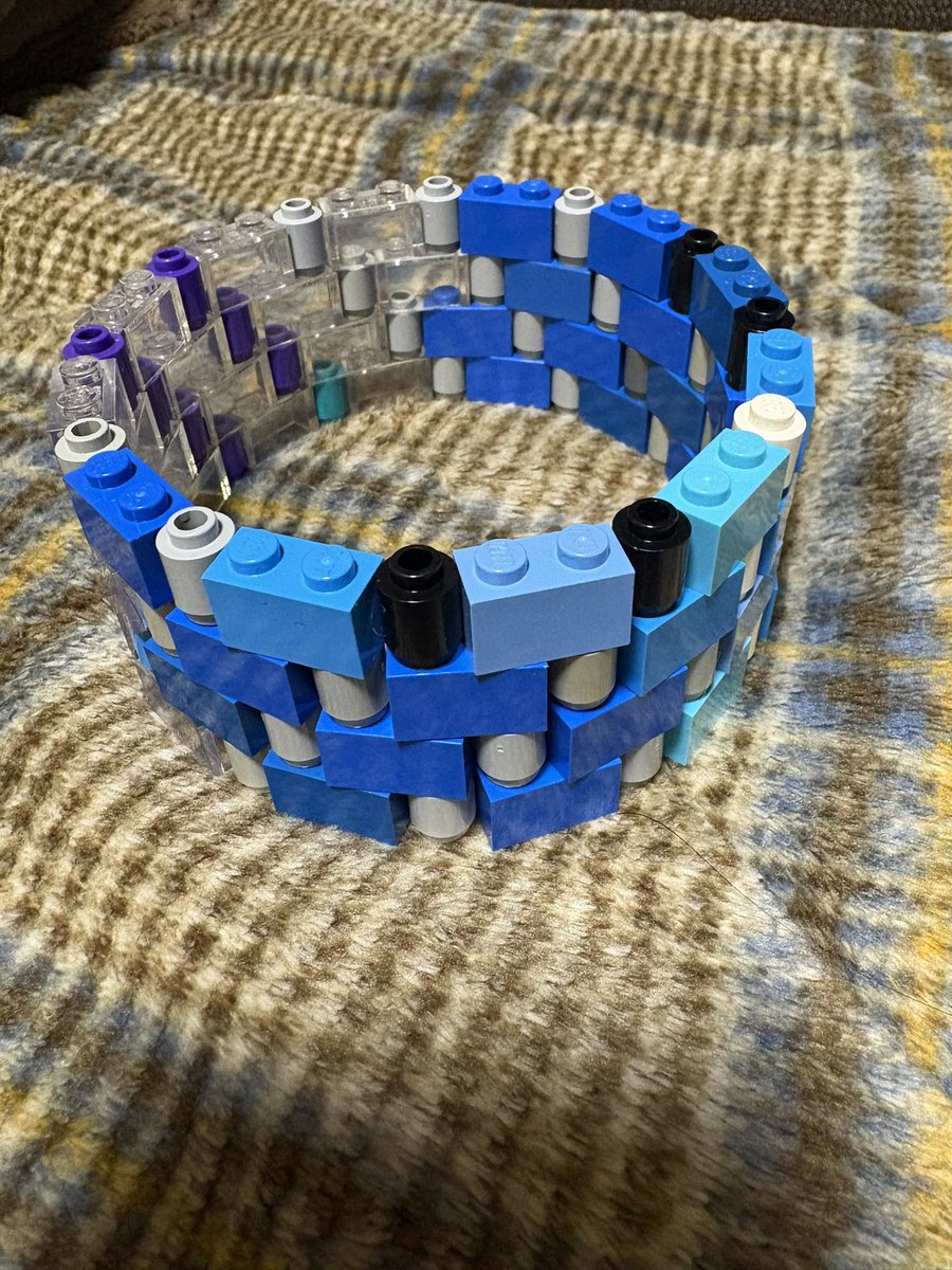 Labladolite's tweet photo. レゴマスターのオーストリア版を見てて、作ってみたカーブするブロック壁。これ以上小さな輪にはできないのかなー https://t.co/abD881QITS