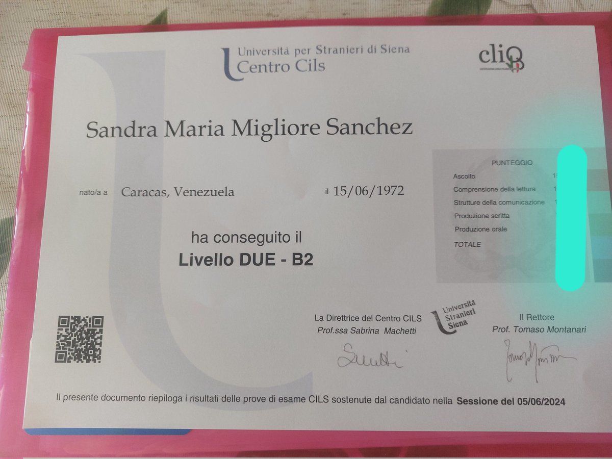 samigli's tweet photo. Como me encantaria que el 🧓de 🥚 que me dijo cuando llegue a Italia que era muy dificil estudiar Italiano y que a el que era super inteligente le habia costano que quedaria para los demas. Aquí estoy yo con mi certificación en Nivel B2 de Italiano 👇 https://t.co/bDLMDulCN9