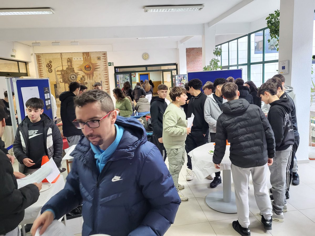 IesMARIAdMOLINA's tweet photo. Aquí podéis ver algunas fotos de los "Almuerzos solidarios" organizados por el Departamento de Educación Física. Nutrición saludable aprendida en clave de generosidad. Los profesores están disfrutando mientras colaboran directamente con @babiesuganda https://t.co/tchh9wwhEA