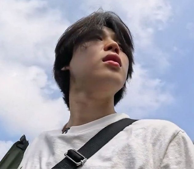 prettypjimin's tweet photo. prettier than the sky https://t.co/EzOPpZfhev