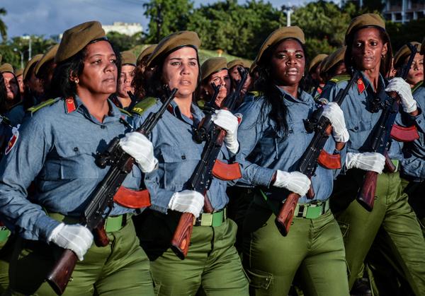 EjrcitoOrienta1's tweet photo. "No nos asustan nuestros enemigos (...) y si se atreven a atacarnos van a encontrar aquí un pueblo entero preparado y dispuesto a combatir (...) y a defender cada pulgada de nuestra tierra".
#Cuba https://t.co/k6E23yyqxY