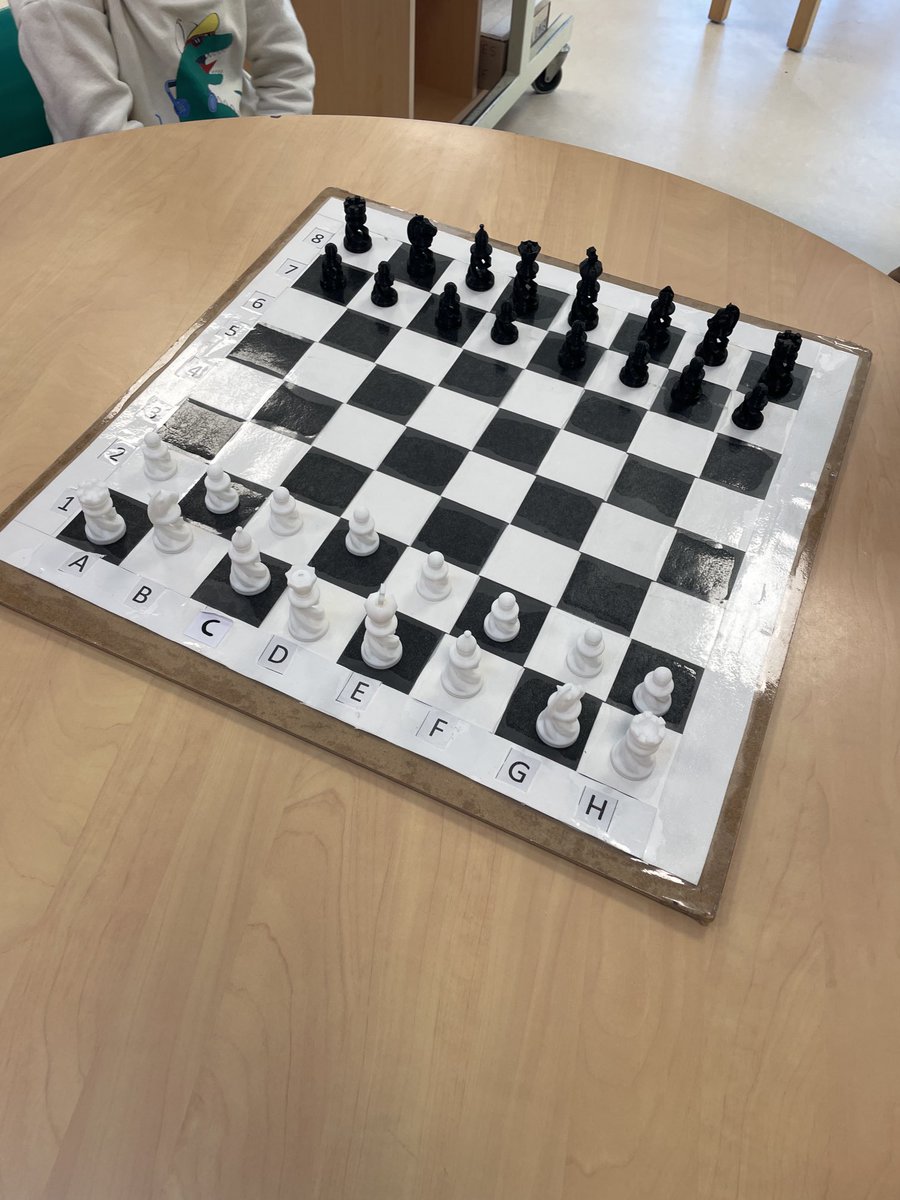 Après avoir lu plusieurs fois une histoire sur un royaume tout blanc, nous essayons de placer les pièces sur l’échiquier…