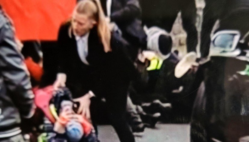 rotefahnenews's tweet photo. #Riesa: Brutaler illegaler Einsatz der Personenschützer von Alice #Weidel gemeinsam mit der #Polizei - Ist Frau Weidel bereit, die faschistische Gesinnung ihrer Partei mit Gewalt durchzusetzen?

#Polizeigewalt #noAfD #riesa1101 #AfDBPT #widersetzen

https://t.co/3C2eKaBLnN https://t.co/cDmESMAf8a