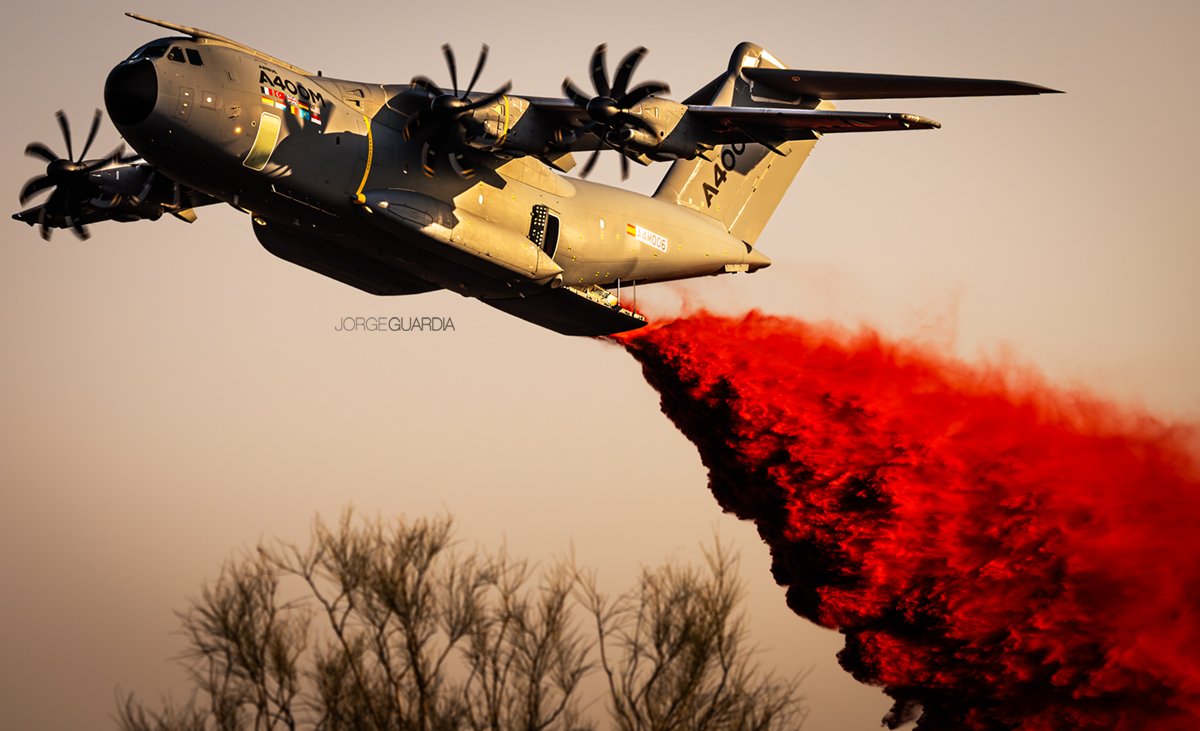 Por la mañana, apagando fuegos.
Por la tarde, lanzando cargas.

El A400M Firefighter lo hace posible. 
#A400M #Firefighter <a href="/AirbusDefence/">Airbus Defence</a> #Airbus #FlightTest