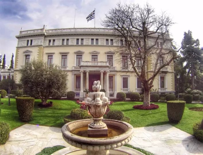 Διαβάζω ,όπως κάθε ενεργός πολίτης,  τα  δημοσιεύματα για  τους  υποψηφίους  για την θέση του  ΠτΔ. 
Το ανώτατο   Θεσμικό αξίωμα   για έναν  άνθρωπο  που   αποπνέει σεβασμό και κύρος. Για έναν άνθρωπο  με υψηλή ηθική και αίσθημα δικαίου που έχει προσφέρει πολλά στην χώρα του.