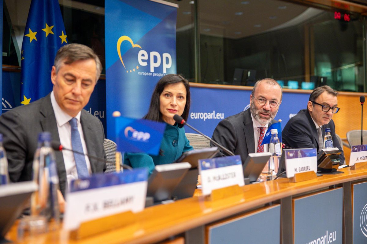 ManfredWeber's tweet photo. Unity and good talks during our @EPP #PoliticalAssembly.
Shielding democracy & enhancing electoral resilience require action against cyber threats. Entering a new generational hybrid warfare needs a new defence to fight against misinformation & disinformation at a higher level. https://t.co/WLJbXpyh8q