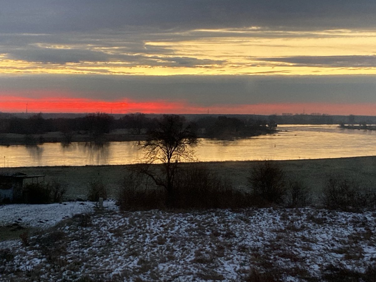 RathMarc's tweet photo. Farbenspiel am Wintermorgen #altmarkliebe #elbe #landleben https://t.co/aagmiOkmUo