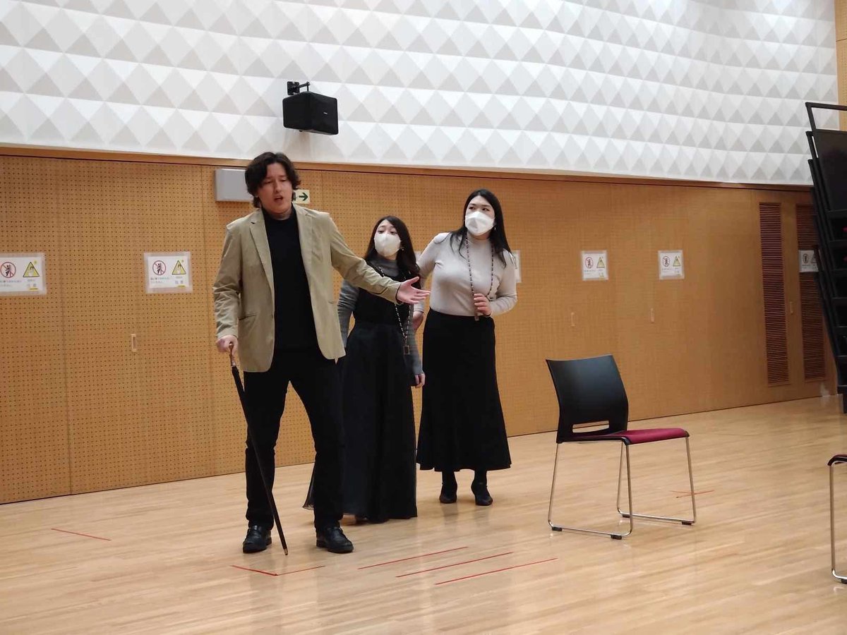 稽古進んでおります👀
大袈裟に言えば、人生観を見直す機会になりうる今回の公演。

闇を照らす正論パンチを繰り出す者VS自分の心と向き合い成長する者たち

僕が演じるのはいわゆるヴィラン側です。名悪役になってみせます。

彼らのドタバタな一日を、ぜひ一番近くで見届けてください！！