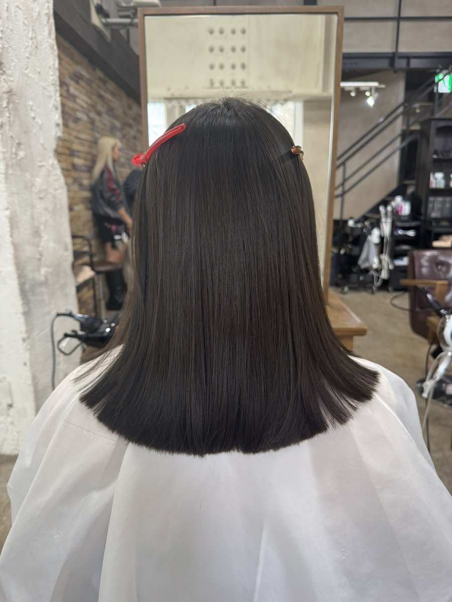 ppp3141592's tweet photo. カット中の一コマ💇‍♀️
オリーブとアッシュで暗くしてるので柔らかくてきれい♡
暗いけど自然光当たるとアッシュ感があります🫶🫶
#オリーブカラー https://t.co/fjh7cLsRHX