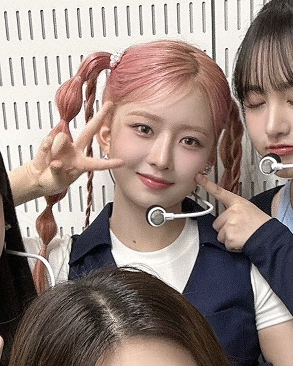 만화에서 튀어나온 콩순이 레이 🥰 평소 높은 ‘애니력’을 가져 화제였던 레이. 짧은 처피뱅에 블루 아이섀도, 애니메이션 <파라다이스 키스>...