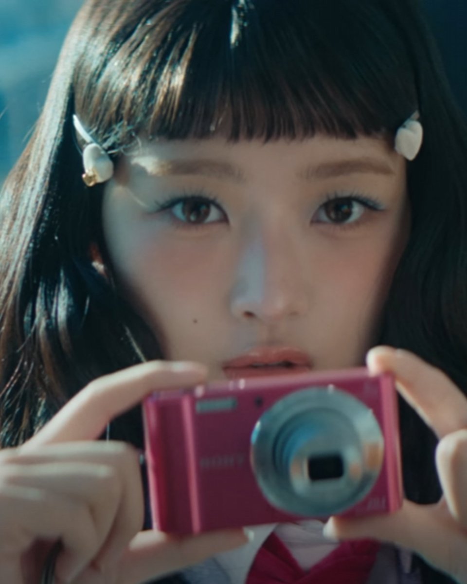 만화에서 튀어나온 콩순이 레이 🥰 평소 높은 ‘애니력’을 가져 화제였던 레이. 짧은 처피뱅에 블루 아이섀도, 애니메이션 <파라다이스 키스>...