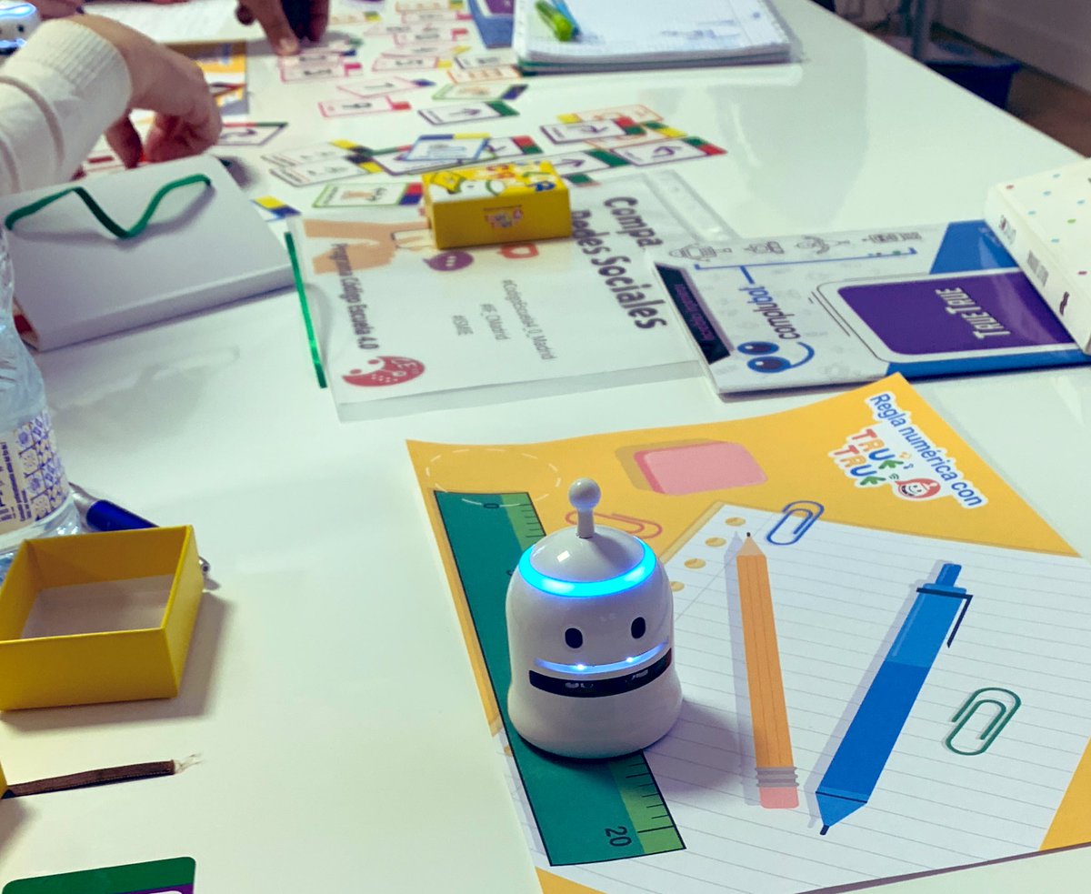 cp_sdomingo's tweet photo. Ayer estuvimos en el #ISMIE conociendo a nuestro nuevo amigo True True Bot de la mano del genial @chemagzm 

¡Estamos deseando presentárselo a los peques!

#CodigoEscuela4_0_Madrid @ComunidadMadrid https://t.co/YpZRAE1tXy