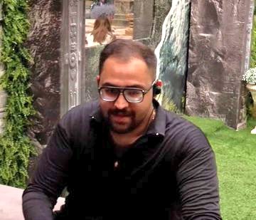 ShubhamTharwani's tweet image. Media ke naam pe apna hi crew members bhej rahe hai makers. Lol new low everyday. This clown asked questions to Karanveer in a demeaning way and appreciated Vivian and all they doing so openly.

Makers khur hi Vivian ke PR hai aur baat karte hai Karan ke PR ki. 👎🏻👎🏻👎🏻