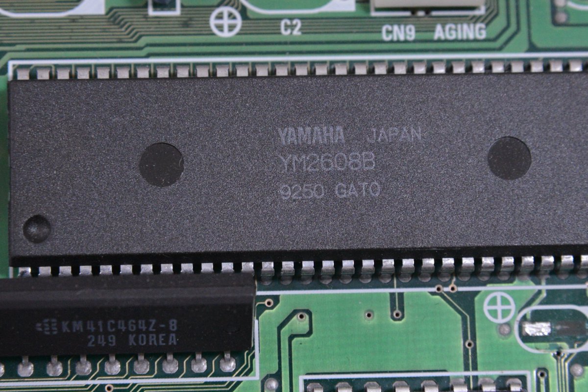 電解コンデンサーが外された86音源ボード（PC-9801-86）の修理です