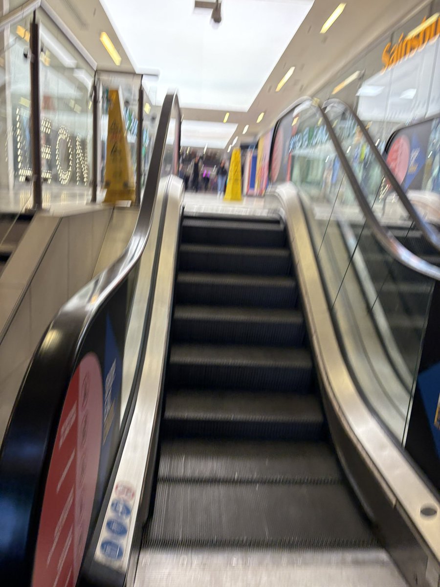 zachariahassler's tweet image. Now that is a small escalator 😂😂😂😂
#escalator #london #victoria #small #lol