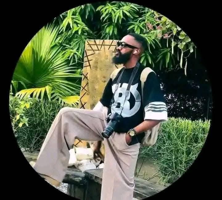 VictorEnape's tweet photo. @Shez_Weird_ @Adesuasmith83 He's a yahoo boy in disguise, I know him.  Check him out again in this pic below https://t.co/jhp73MosWR
