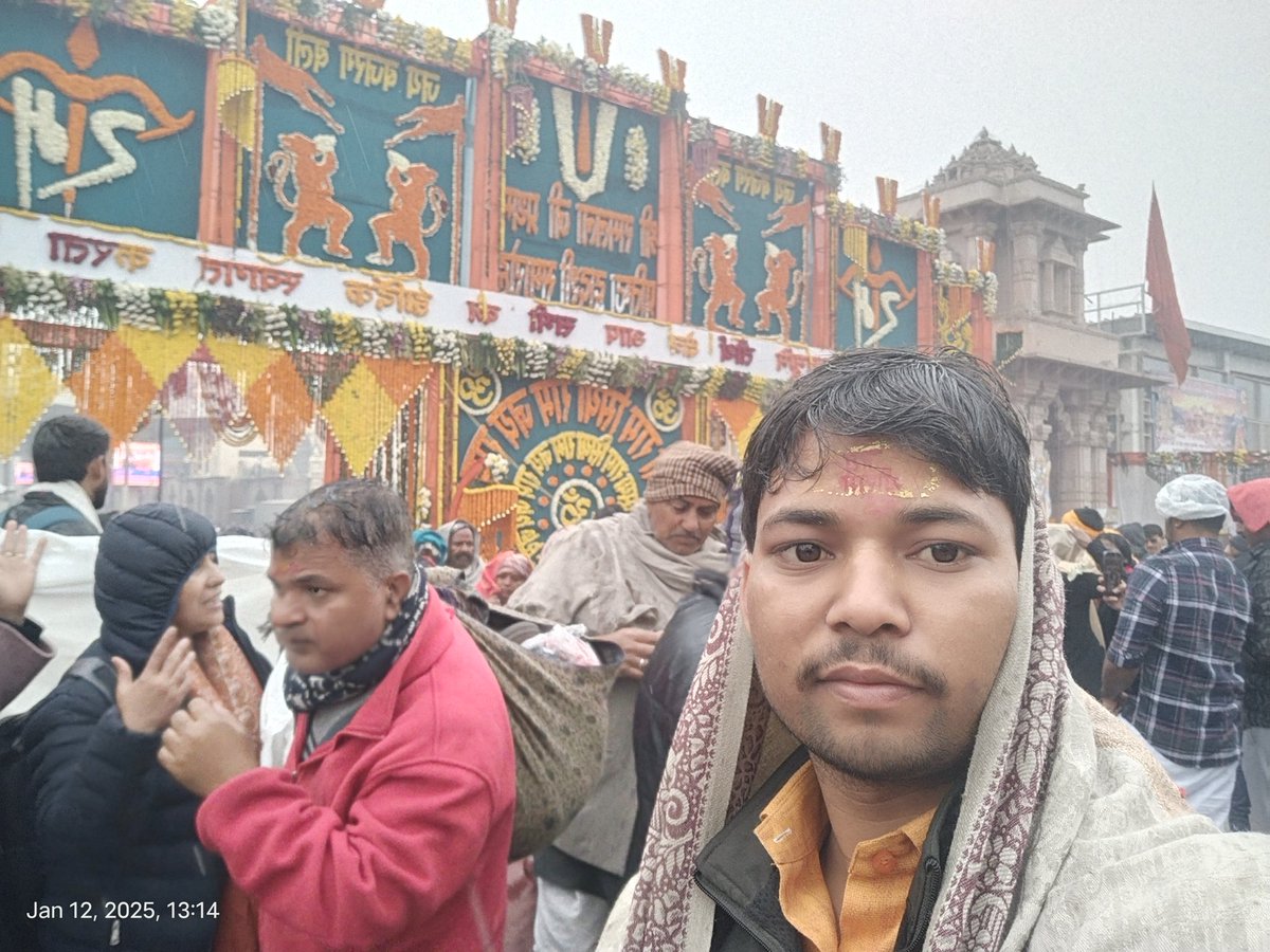 NavneetPandey96's tweet photo. अयोध्या में 500 वर्षों की प्रतिक्षा के बाद आज पुनः दूसरी बार
अयोध्या धाम में राजा श्री रामचंद्र जी , हनुमान गढ़ी में श्री हनुमान जी के दर्शन का सौभाग्य मिला 
यह हम सभी सनातन धर्म का गर्व है 
जय श्री राम।     जय श्री राम।
#aayodhyadham #जय_जय_श्री_राम 
@RamJanmbumi #hanumangarhi https://t.co/qer39qmuQe