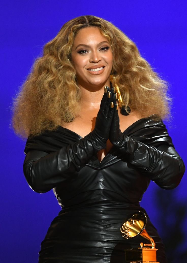 simonsaysdrip's tweet image. Beyoncé's BeyGOOD Foundation donates $2.5M to support families impacted by the Southern California wildfires.  

Her Jan. 14 announcement has been postponed out of respect for those affected. 🖤 

#BeyGOOD #LAWildfires #CommunitySupport