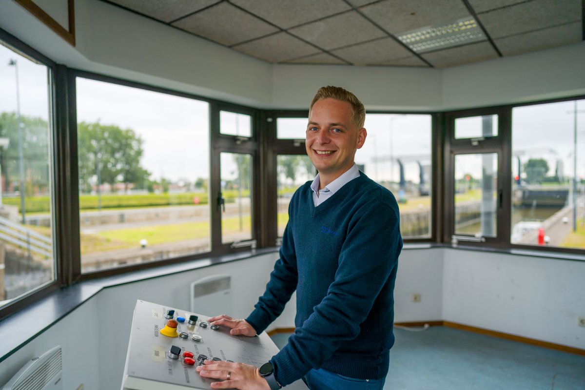 Misschien heb je het al gezien: er staan weer ‘brugwachters’ bij onze bruggen om ze te openen en te sluiten! Wel tijdelijk, want we laten het glasvezelnetwerk deze maand vervangen dat wij gebruiken voor de brugbediening op afstand. We wensen onze collega’s veel succes!
