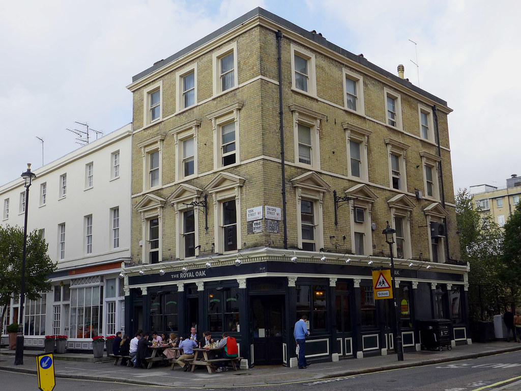 GBbooze's tweet image. The Royal Oak, 74-76 York Street, #Marylebone W1 🍻
Established by 1807 and rebuilt in its present form in 1910. It was called The Temperance. Renamed The Royal Oak again in July 2014.