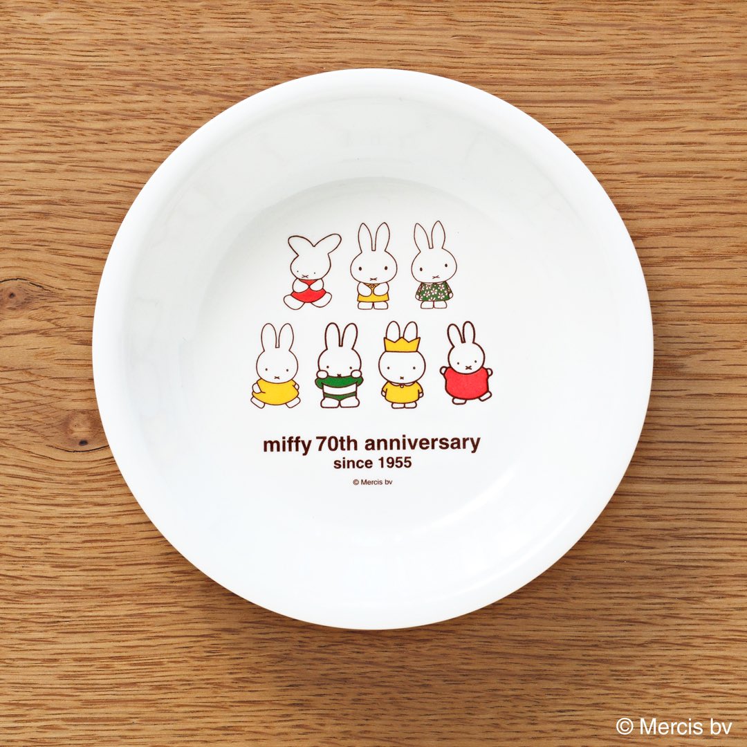 各年代のミッフィーが並んで70周年を表現したアートはシンプルで