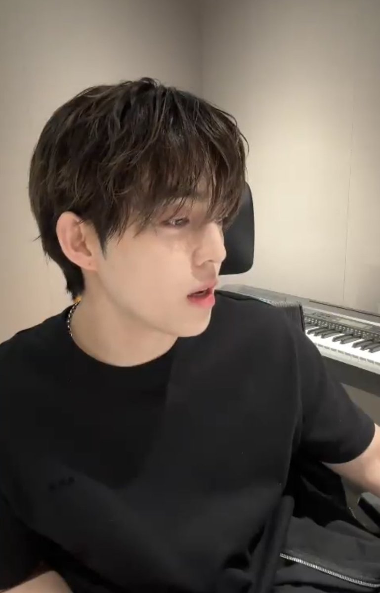 ㅋㅋㅋㅋㅋ작업실 덥나봐 점점 하나씩 옷을 벗음 ㅜㅋㅋㅋㅋㅋ
#에스쿱스