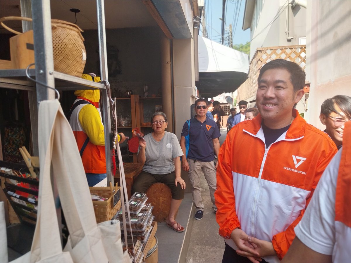 Tang_9na's tweet photo. คุณช่อมาที่เกาะเกร็ดครับเขตผม เมื่อวันเสาร์ที่ผ่านมา พาผู้สมัครสจ. เบอร์ 2 แนะนำตัว ระหว่างทาง คุยกับชาวบ้านเขาขอให้เชิญชวนคนมาเที่ยวมากกว่านี้ เพราะช่วงที่ผ่านมา(ศก.)ค่อนซบเซาไปกว่าครึ่ง ช่วย Re หน่อยครับ #เกาะเกร็ด #แหล่งท่องเที่ยว #ทนายแตง #ช่อพรรณิการ์ #พรรคประชาชน https://t.co/c4FD3eLesH
