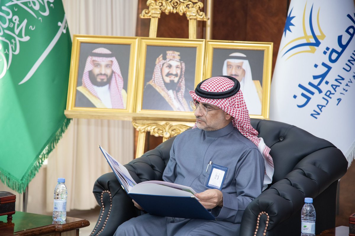 Najran_Univers's tweet photo. تسلَّم رئيس #جامعة_نجران أ.د.عبدالرحمن الخضيري التقرير السنوي للإدارة العامة للخدمات المساندة للعام الجامعي الماضي 2024، وذلك خلال استقباله مدير الإدارة يحيى مسعود وعددًا من مديري الإدارات التابعة. واستعرض التقرير النقلات النوعية للإدارة وما تقدمه من جهود متنوعة لخدمة طلبة الجامعة في النقل، وكذلك الأدوار الأمنية التي يقدمها حراس الأمن في جميع مرافق الجامعة. وأشاد رئيس الجامعة بما تضمنه التقرير من جهود وإنجازات، مؤكدًا على أهمية مضاعفة الجهود والتوسع في الخدمات لمواكبة التطورات التي تشهدها الجامعة في كافة المجالات.