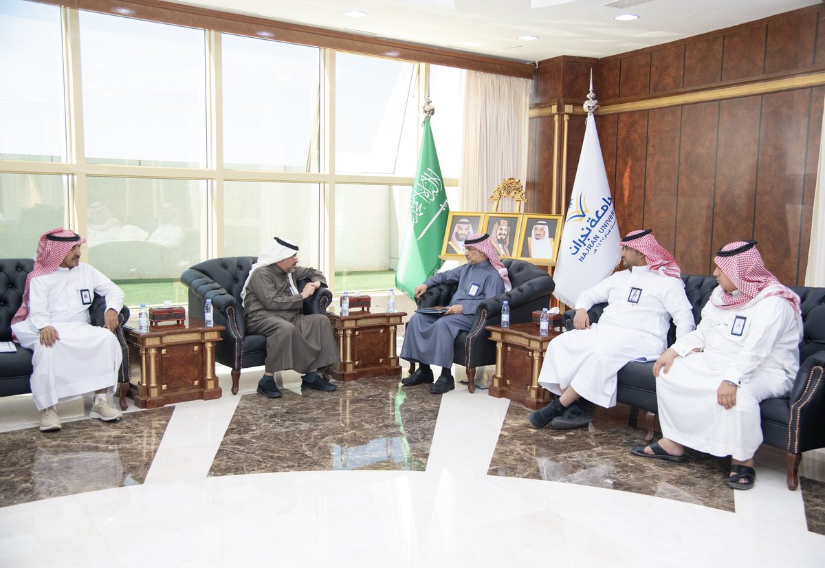 Najran_Univers's tweet photo. تسلَّم رئيس #جامعة_نجران أ.د.عبدالرحمن الخضيري التقرير السنوي للإدارة العامة للخدمات المساندة للعام الجامعي الماضي 2024، وذلك خلال استقباله مدير الإدارة يحيى مسعود وعددًا من مديري الإدارات التابعة. واستعرض التقرير النقلات النوعية للإدارة وما تقدمه من جهود متنوعة لخدمة طلبة الجامعة في النقل، وكذلك الأدوار الأمنية التي يقدمها حراس الأمن في جميع مرافق الجامعة. وأشاد رئيس الجامعة بما تضمنه التقرير من جهود وإنجازات، مؤكدًا على أهمية مضاعفة الجهود والتوسع في الخدمات لمواكبة التطورات التي تشهدها الجامعة في كافة المجالات.