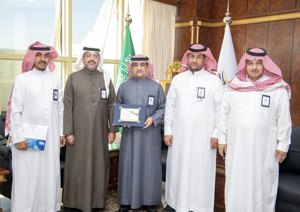 Najran_Univers's tweet photo. تسلَّم رئيس #جامعة_نجران أ.د.عبدالرحمن الخضيري التقرير السنوي للإدارة العامة للخدمات المساندة للعام الجامعي الماضي 2024، وذلك خلال استقباله مدير الإدارة يحيى مسعود وعددًا من مديري الإدارات التابعة. واستعرض التقرير النقلات النوعية للإدارة وما تقدمه من جهود متنوعة لخدمة طلبة الجامعة في النقل، وكذلك الأدوار الأمنية التي يقدمها حراس الأمن في جميع مرافق الجامعة. وأشاد رئيس الجامعة بما تضمنه التقرير من جهود وإنجازات، مؤكدًا على أهمية مضاعفة الجهود والتوسع في الخدمات لمواكبة التطورات التي تشهدها الجامعة في كافة المجالات.