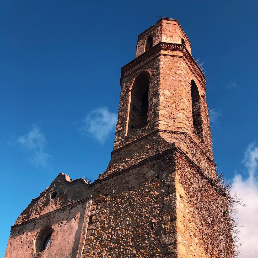 costadauradatur's tweet image. 👋 Voleu fer una ruta fàcil?
🥾 Us proposem visitar #Marmellar, un antic poble abandonat del #Montmell. Des d’aquí pugeu fins a la Talaia del Montmell, el cim més alt del Baix Penedès,  passant per l’ermita romànica de Sant Miquel.

📸 vekig0 i dealvarosanz

#CostaDaurada