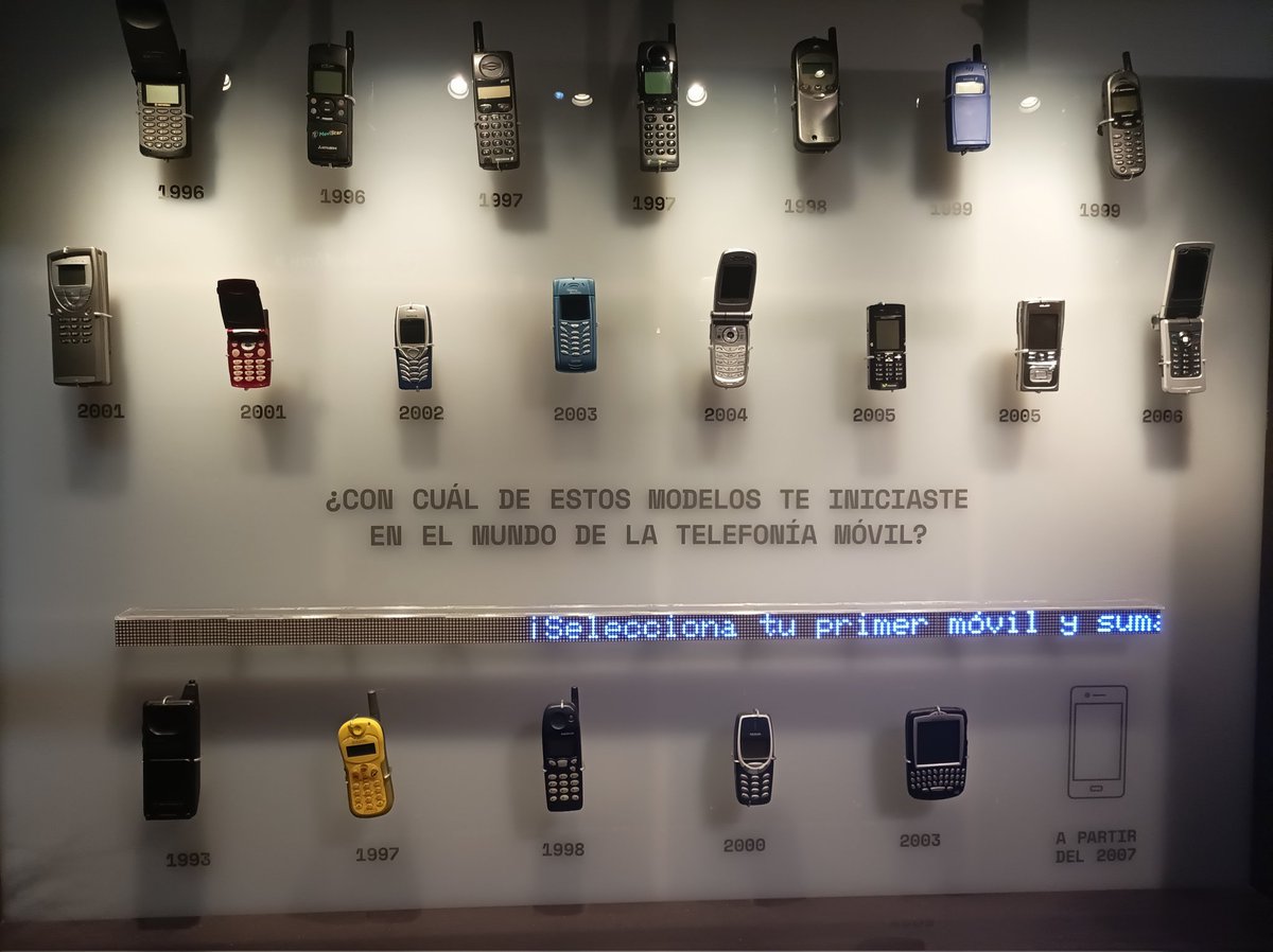 Interesante paseo por la historia de la telefonía y recordar que aquello que deseabas hoy es historia antigua 🥴 <a href="/EspacioFTef/">Espacio Fundación Telefónica</a>