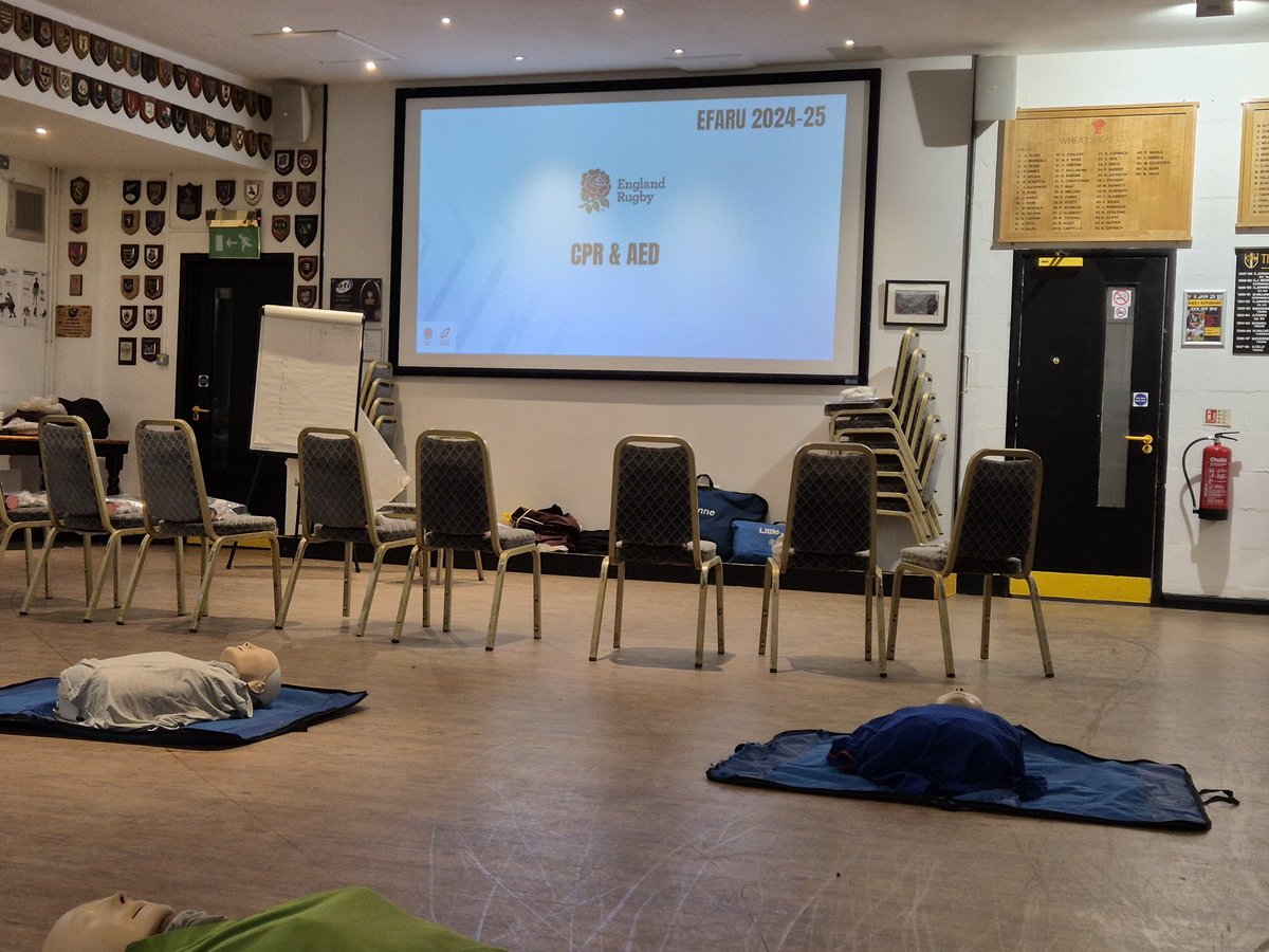 Screamtraining's tweet image. Another busy week, I am set up and ready to teach pitchside first aid to #esherrfu coaches .
Met some really nice people for their 2nd evening
#Rfu 
#headcase
#firstaid 

Sports first aid, loads of g8 questions, and the coaches got fully involved
