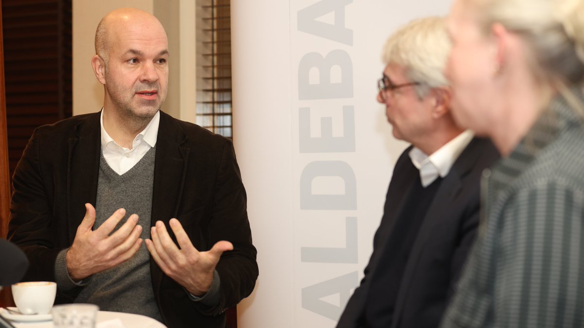 "Die Ziele des Lieferkettengesetzes sind völlig richtig", sagt <a href="/MFratzscher/">Marcel Fratzscher</a> in der #PEAG Personaldebatte. Es gehe darum, Menschenrechte zu schützen, angemessene Arbeitsbedingungen zu gewährleisten und die Umwelt zu schützen. Über die Frage der Ausgestaltung könne man diskutieren.