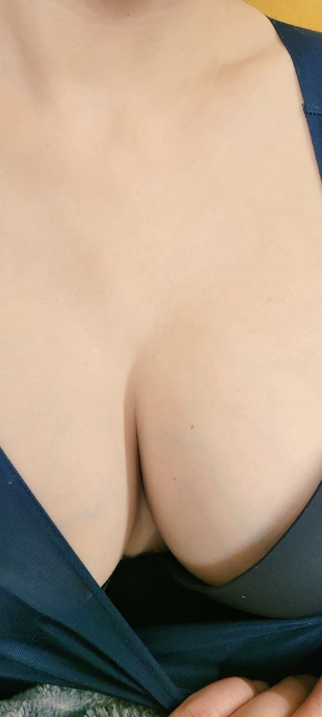 오랜만에 올려보네요
요즘 다시 욕구가 올라옴
어제 퇴근후 팬티스타킹 그레이색 롱스커트와 블랙니트를 입고 들어오는 모습이 예뻐서 소파에 앉혀놓고 길게 갈라진 스커트를 걷어올리고  물고 빨고 만지다 ^^
금요일모임, 관클 가야할듯