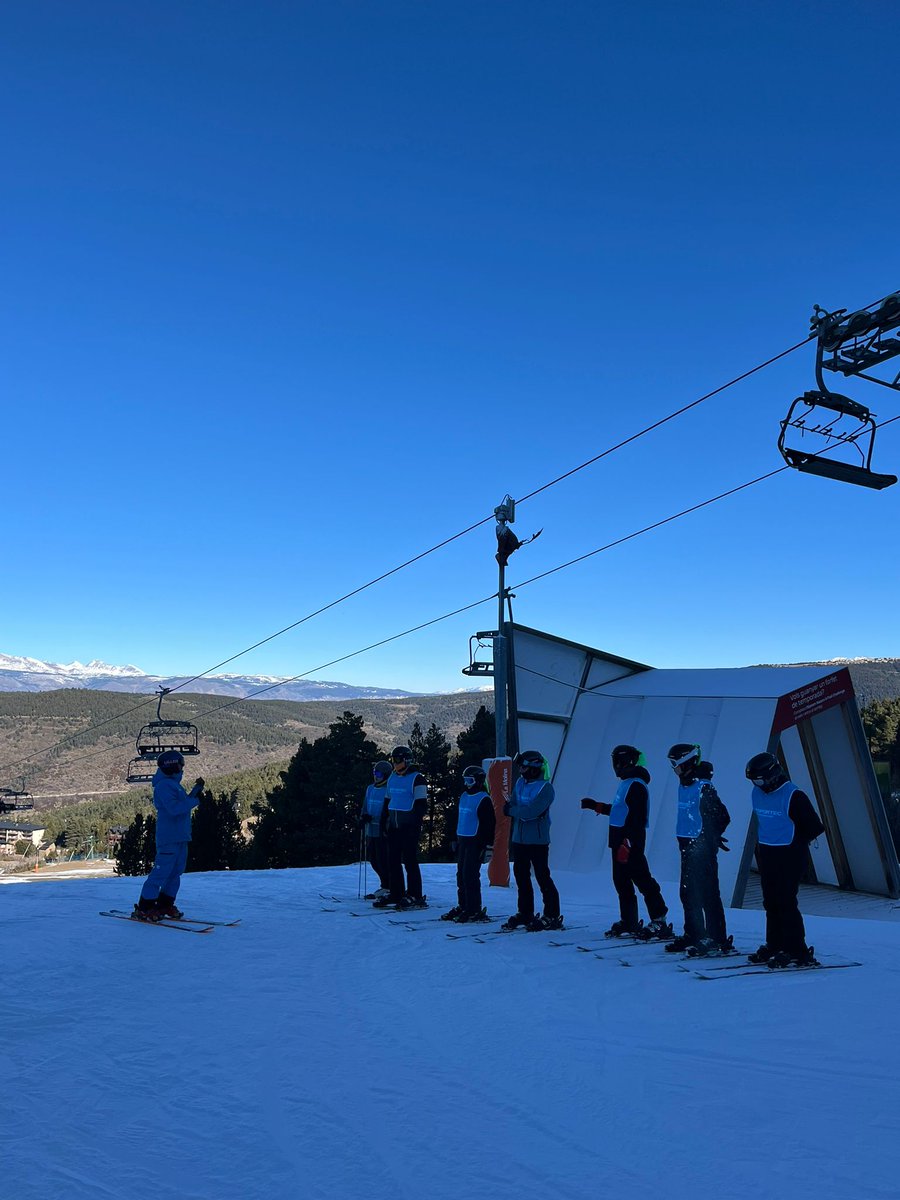 InsJaumeHuguet's tweet photo. 🎿⛷️Primer dia d’esquí a la Molina dels alumnes de l’Institut. Han tingut una jornada radiant i freda però amb unes condicions ideals per a la producció de neu i per gaudir de l’esquí. #esquiada #esquiadaJH #esquiadaJH2025
➡️https://t.co/YzE77XJpOL https://t.co/SErLBem7TM