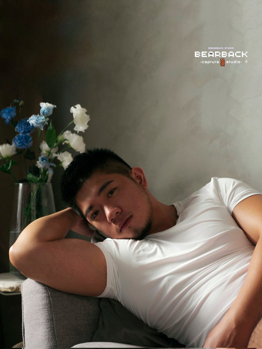 乘著昨天的高人氣，繼續發同系列作品給大家😘這些作品都收錄在2024年10月發行的電子寫真裡❤️也感謝超過200本的支持，收到很多讚美跟回饋🙌當時第一本實體紙本是200本整的成績，那這次也算有進步啊❤️我在想是不是該來抽個親筆簽名照感謝大家了😎
/
Photo by <a href="/bearback_studio/">Bearback Studio 多肉男甡攝影工作室</a>
Photographer <a href="/becool02031/">小夫</a>