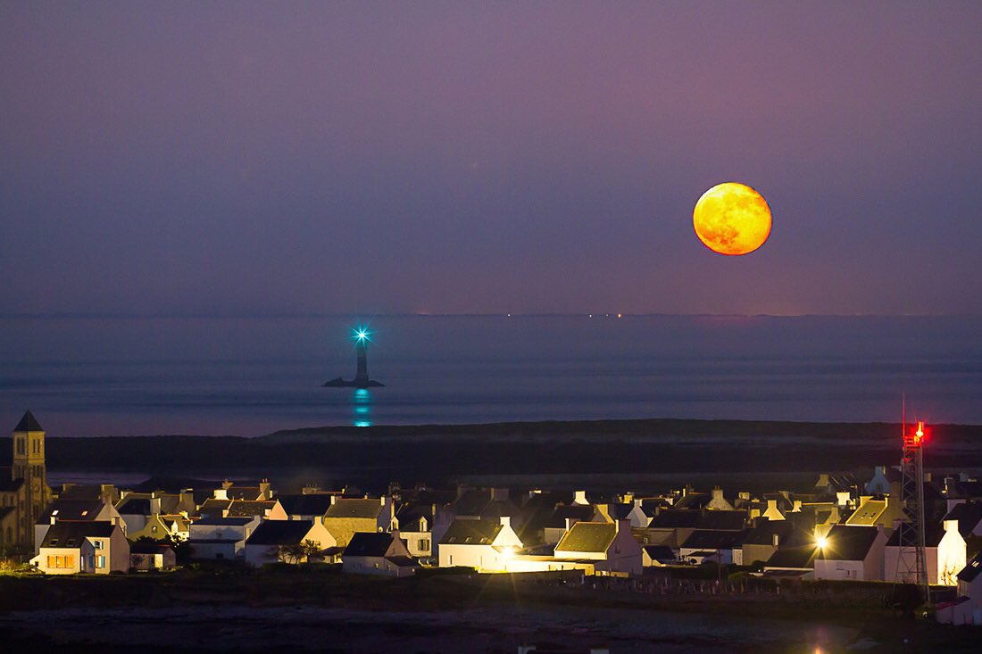 #Bretagne Objectif #superlune sur l'île de Sein  🌝 par ©️Ronan Follic 💜 #lune