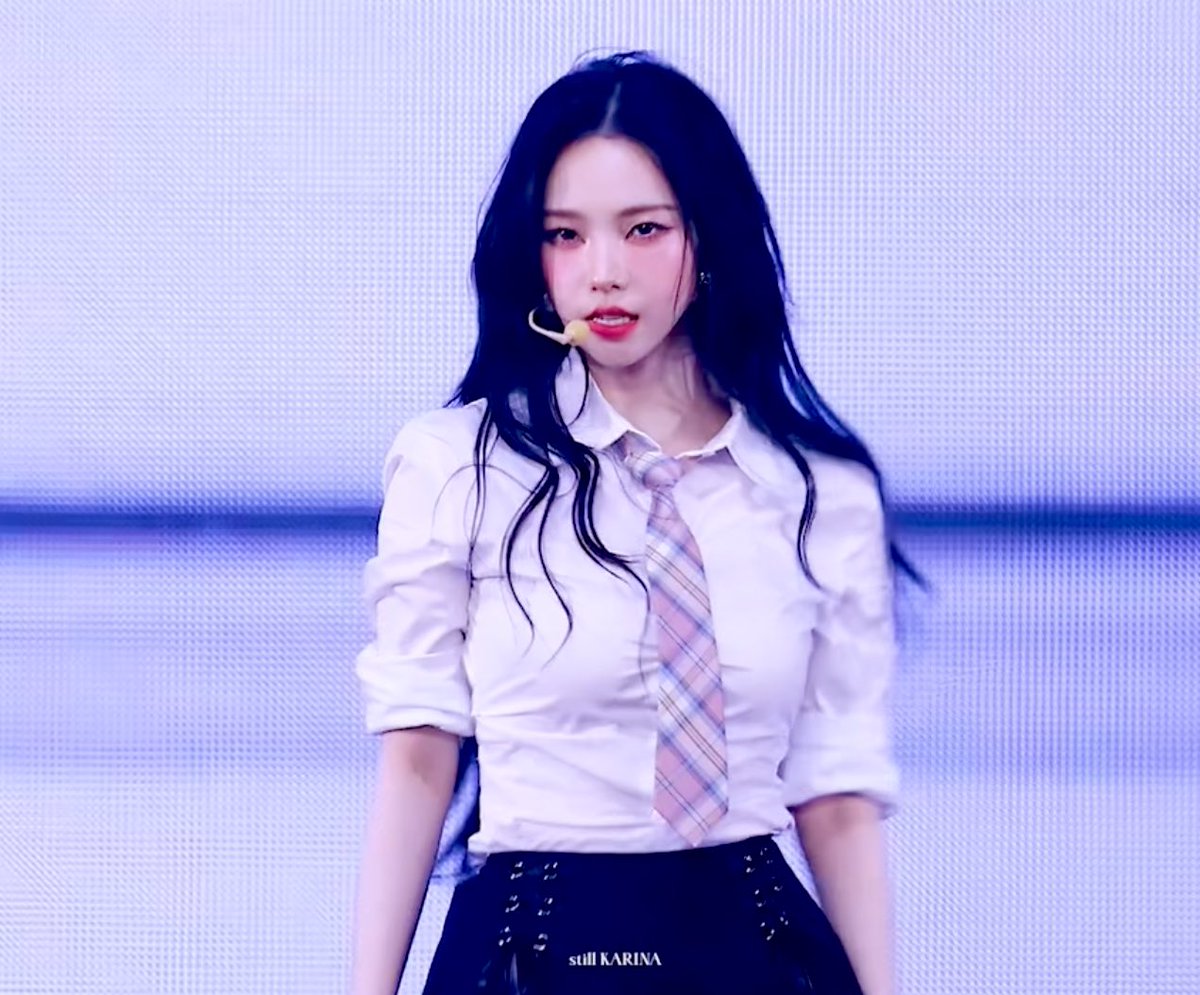 _rn_jm's tweet photo. 배경 led색 계속 바뀌는데 파워쿨톤여자라 외모작두타는거 개좋네 https://t.co/GdR7LTp275