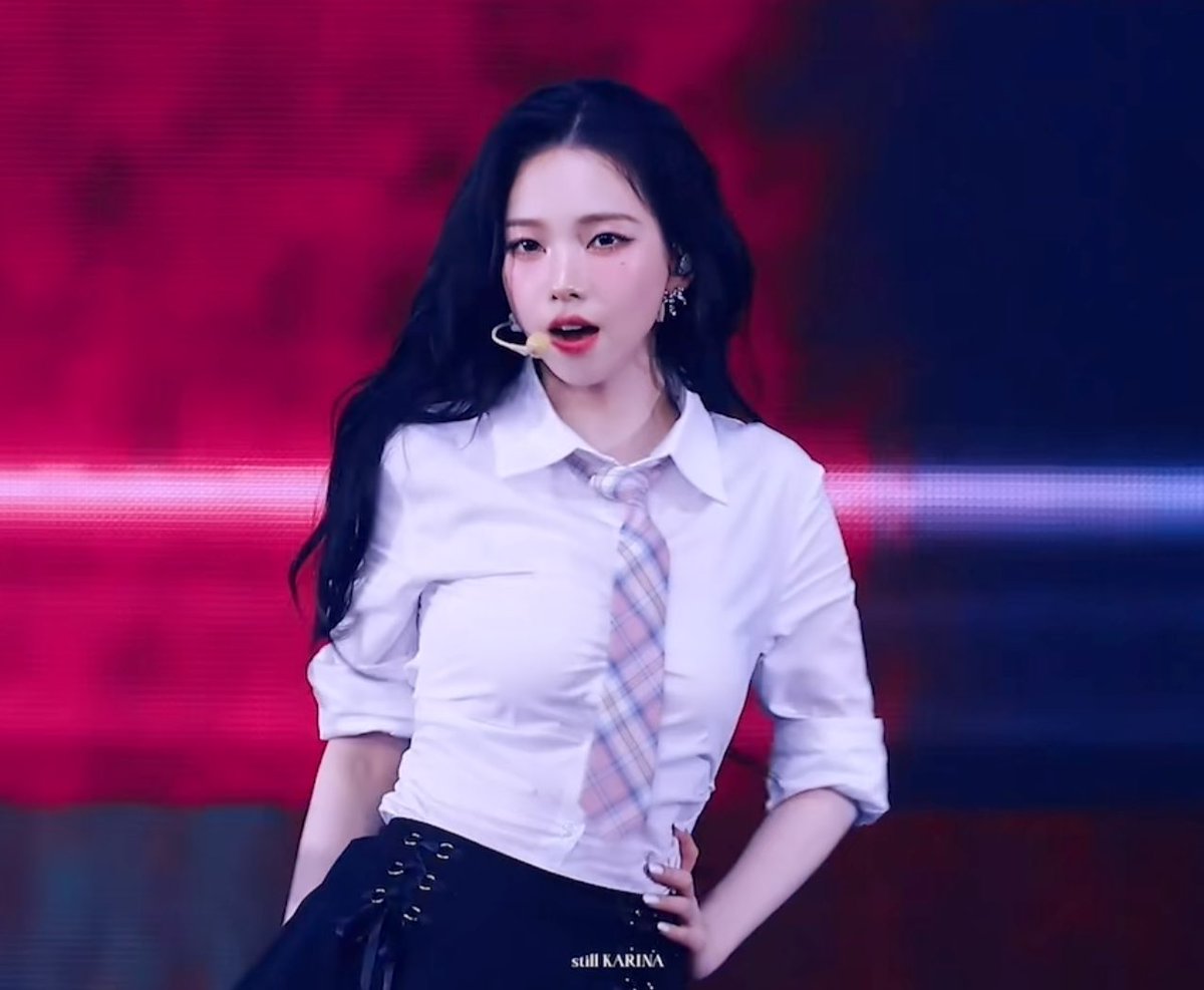 _rn_jm's tweet photo. 배경 led색 계속 바뀌는데 파워쿨톤여자라 외모작두타는거 개좋네 https://t.co/GdR7LTp275