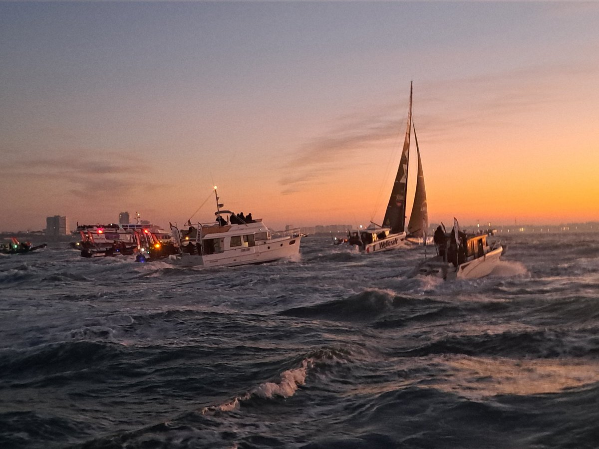 iciloireocean's tweet photo. Le triomphe de Charlie Dalin sur le Vendée Globe victorieux en 64 jours, pulvérisant le record d'Armel le Cleac'h https://t.co/JWy7lHMHw7