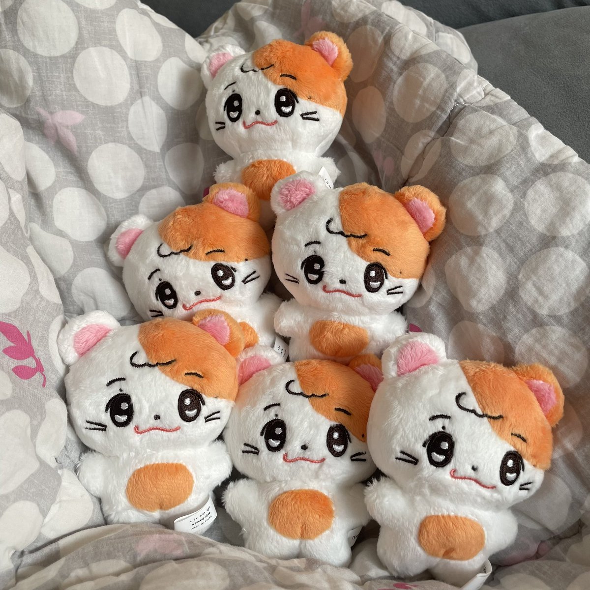 #은지와_함께_만들_햄믕이_한페이지

햄믕아 어서와~🐹
우리 햄믕이 가족 넘무 귀엽죠♥️
햄믕이 받으시면 얼굴 쪼물쪼물해서 
동글동글하게 만드는거 잊지 않기💌
맨 위에 친구가 모양 잡아놓은 친구고
나머지는 손 안댄 친구들-!
총대님 수고하셨습니다🎀
햄믕이가 너무 귀여워욤..
한입거리에요..🥹