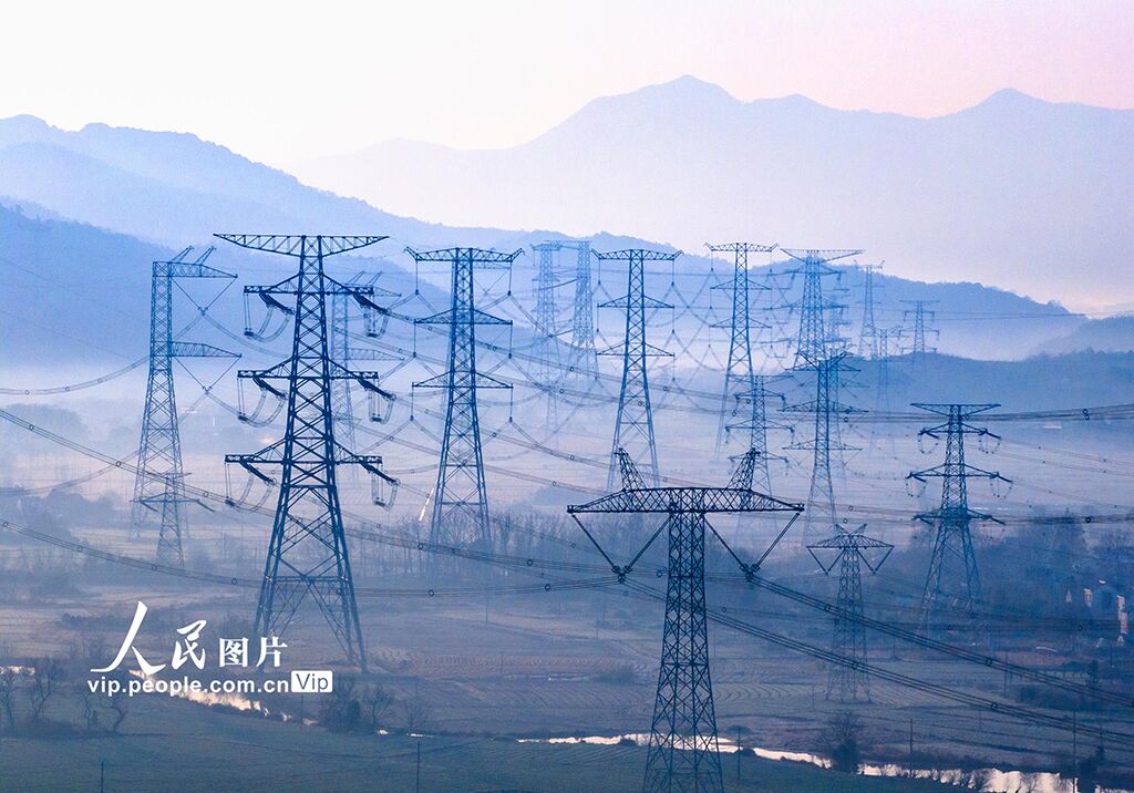 PDChinese's tweet photo. 【安徽蕪湖：“西電東送”工程助力綠色轉型】1月13日，安徽省蕪湖市繁昌區孫村鎮境內的“西電東送”特高壓輸電工程在晨光中若隱若現，與田園風光、山巒起伏、繚繞晨霧交相輝映，共同編織出一幅壯麗的生態與自然和諧共生的畫卷。 https://t.co/7PdhMGNgr8