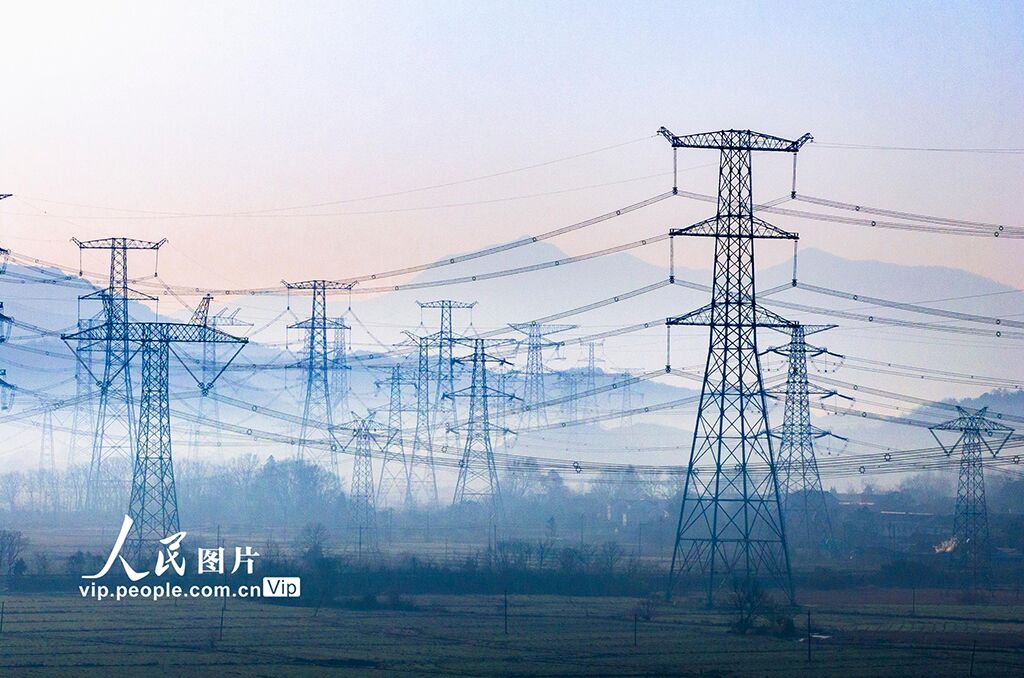 PDChinese's tweet photo. 【安徽蕪湖：“西電東送”工程助力綠色轉型】1月13日，安徽省蕪湖市繁昌區孫村鎮境內的“西電東送”特高壓輸電工程在晨光中若隱若現，與田園風光、山巒起伏、繚繞晨霧交相輝映，共同編織出一幅壯麗的生態與自然和諧共生的畫卷。 https://t.co/7PdhMGNgr8